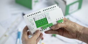 Revoluční řešení SpaceLogic Switch&Blind od Schneider Electric nahradí stávající KNX systémy